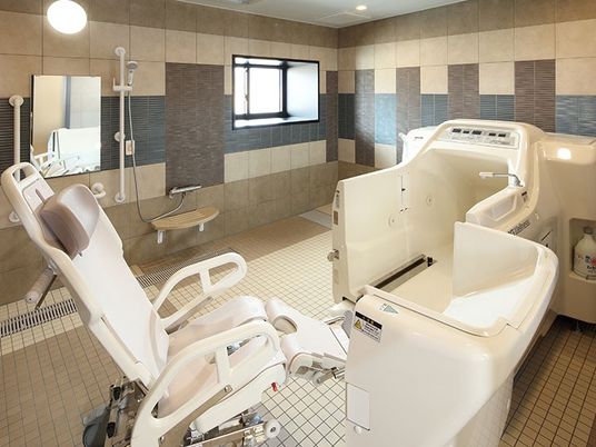 バリアフリー設計の浴室