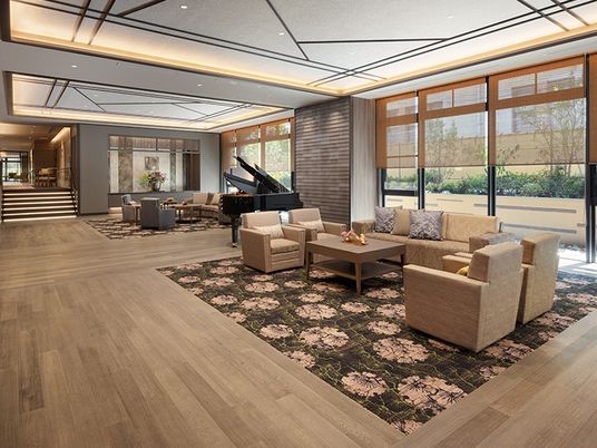 広々とした快適なラウンジ