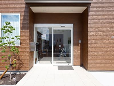 明るいエントランス正面
