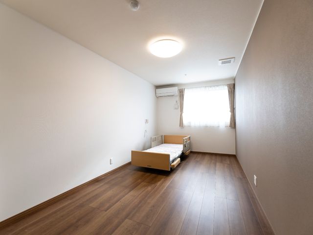 明るいシンプルな居室 居室 ゆったりとした空間の居室です。窓から自然光が入り、清潔感あふれる落ち着いた雰囲気が伝わります。