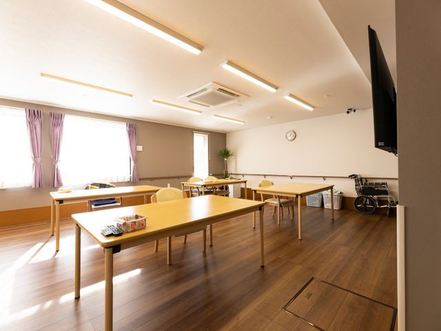 明るい共有ダイニング空間 共有スペース 開放感あふれるダイニングルームです。天井の高い広い部屋で、ゆったりとしたお食事や交流の時間をお過ごしいただけます。