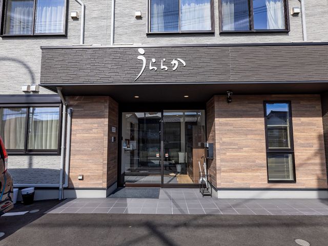 エントランス前の外観 玄関 モダンなデザインのエントランスは、訪れる方を暖かく迎え入れます。アクセスしやすい立地条件にもご注目ください。