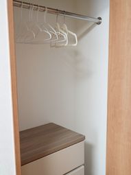 洋服掛けと引き出しユニット