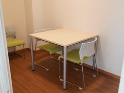 明るい居室のテーブルと椅子