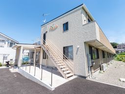 明るい日差しの建物外観