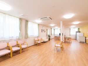 広々とした明るい共用スペース