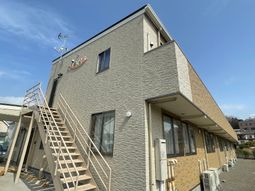 明るい日差しの外観