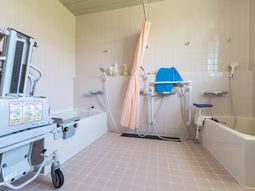 バリアフリーの浴室設備