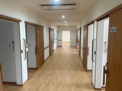 清潔感ある広々とした廊下