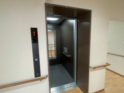 開いたエレベーターと廊下