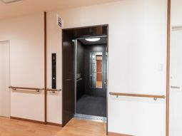 手すり付きのエレベーター前