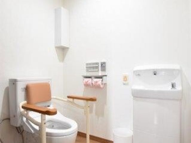 清潔感のあるトイレ空間 トイレ 安全で快適な支援を心がけるトイレは、手すり付で利便性に優れています。清掃が行き届いた空間で、利用者様の心地よい日々を支えます。