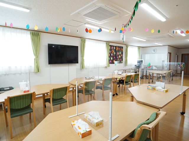 広々とした食堂の様子 共有スペース 明るく広い食堂には、清潔感溢れるテーブルが並び、共に過ごす空間が提供されています。壁にはカラフルな装飾が施され、心地よい雰囲気づくりに一役買っています。