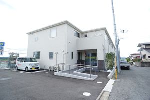 白い建物のエントランス