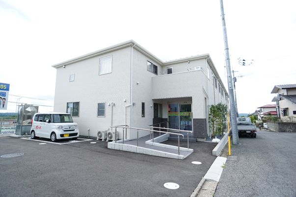 白い建物のエントランス