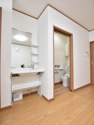 洗面所とトイレの室内