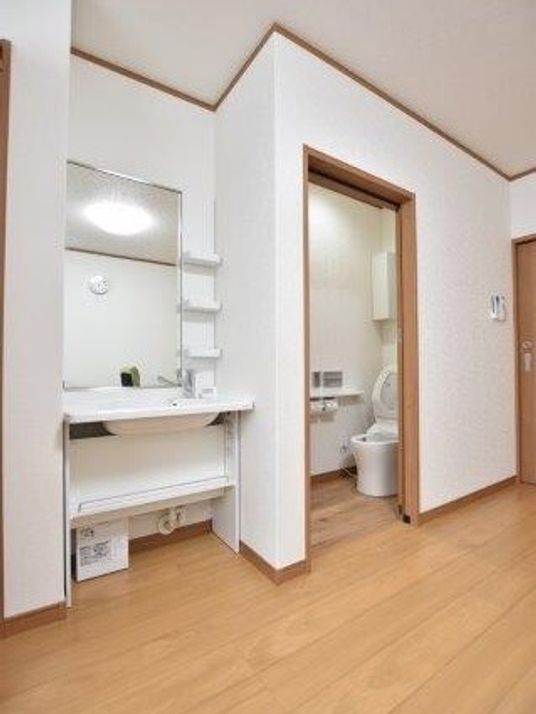 洗面所とトイレの室内