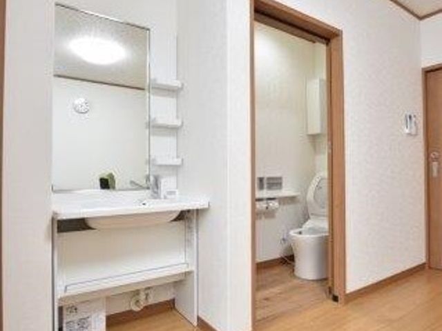 洗面所とトイレの室内 水回り ゆとりある洗面スペースと清潔感のあるトイレは、利用者の快適な生活を支えます。明るく広々とした造りで、日々の身支度もスムーズです。