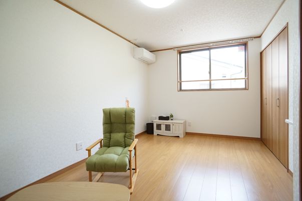 居室の明るい情景