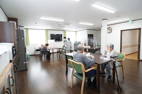 共有スペースでの食事風景