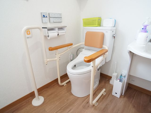 バリアフリートイレ設備 トイレ 安全かつ快適な使用を支援する手すりが完備されたトイレです。利用者の自立を促しつつ、必要なサポートを提供できる環境が整っています。