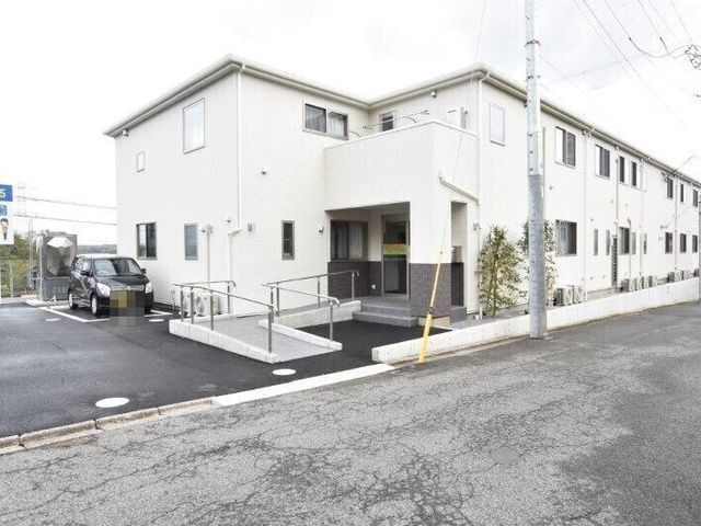 清潔感のある建物外観 外観 アクセスしやすい場所に位置し、白を基調としたすっきりとした外観です。駐車スペースも整備され、来訪が便利です。