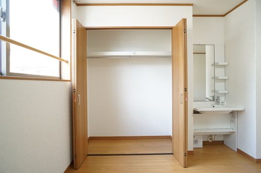 居室のクローゼットと洗面台