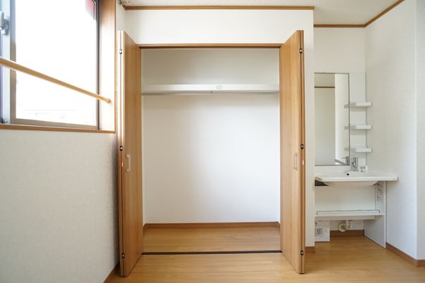 居室のクローゼットと洗面台