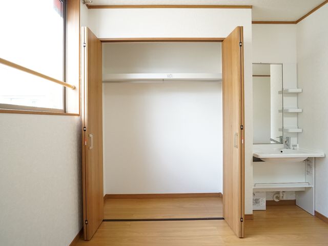 居室のクローゼットと洗面台 居室 洗面台付きの居室で、日々の身だしなみも快適に整えられます。整った収納スペースも魅力の一つです。