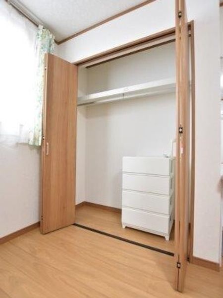収納付き洋室の一角
