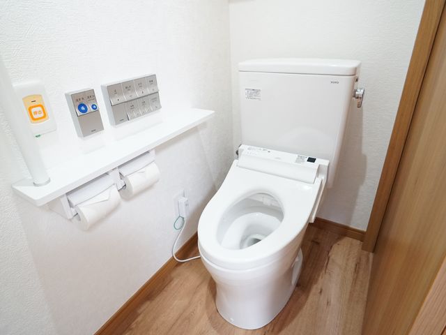 清潔なトイレ設備 トイレ 最新設備を整えた清潔なトイレです。手すりやコールボタンも設置され、安心して利用できます。