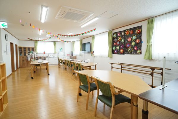明るい食堂の様子