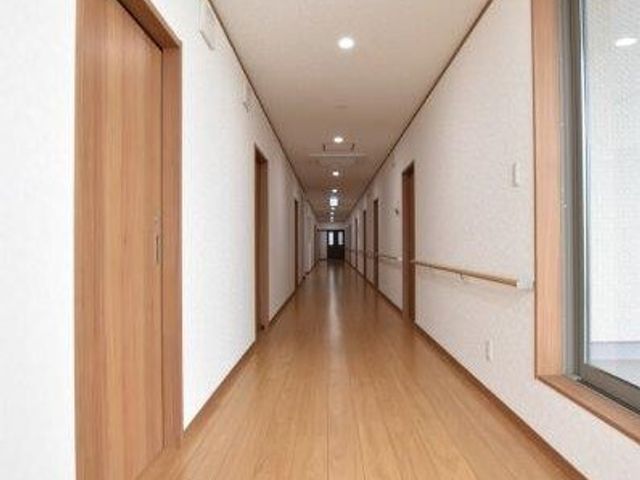 明るい綺麗な廊下 廊下 広々とした廊下は清潔感があり、壁に沿った手すりが整備されているため、歩行に不安のある方も安心です。