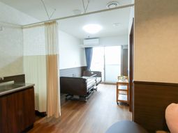 明るい居室の様子