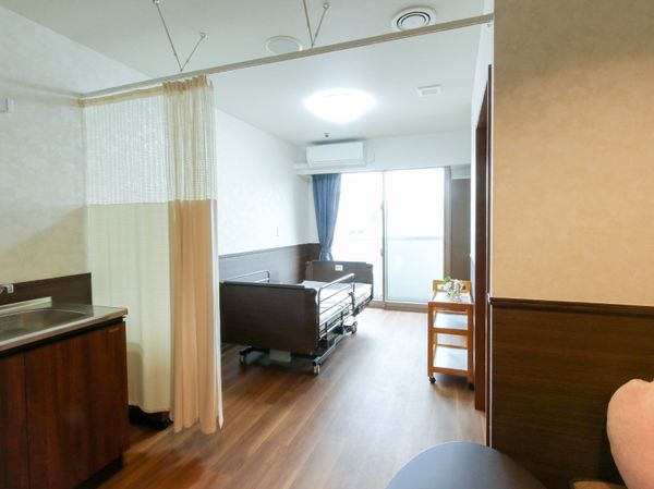 明るい居室の様子