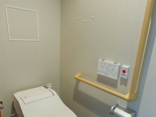 安全設備のある洗面台 トイレ 手すりや緊急コールボタンを完備した洗面台が、安全に配慮された環境を構築しています。働く上で、利用者様の安心感を支える要となります。