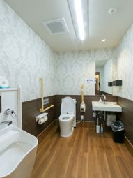 手すり付きの清潔なトイレ