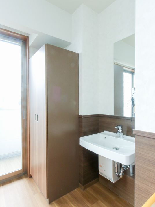 洗面所と鏡の光景