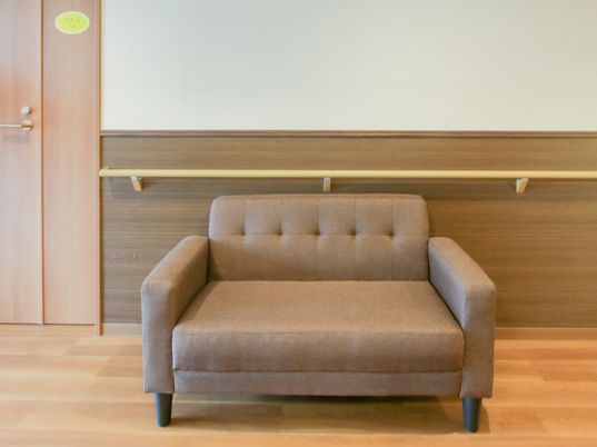 シンプルな控え室のソファ