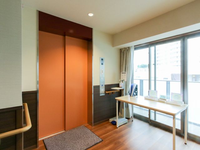 居室の明るい空間 エレベーター ゆとりある居室は、自然光が差し込み、快適な空間を提供しています。窓から見える外の景色もお楽しみいただけます。