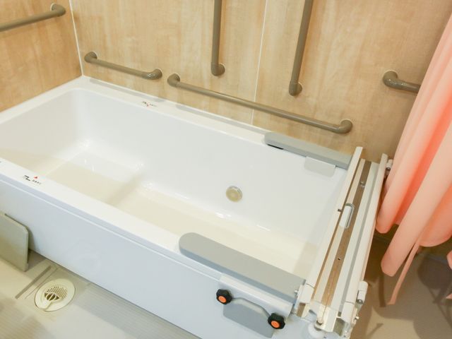 安全な浴室の様子 浴室 安全に配慮された浴室では、手すりや座面が備えられており、ご高齢の方も安心してご使用いただけます。