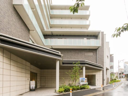 現代的な建物のエントランス