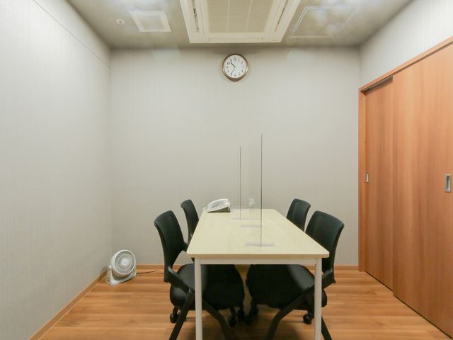 会議室のテーブルと椅子 共有スペース シンプルで清潔感のある会議室です。ここでチームミーティングや研修を行っています。