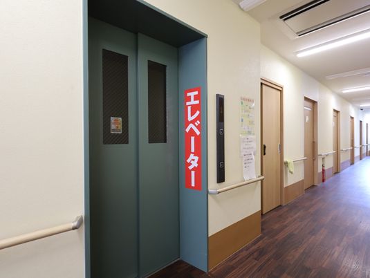 清潔な廊下とエレベーター