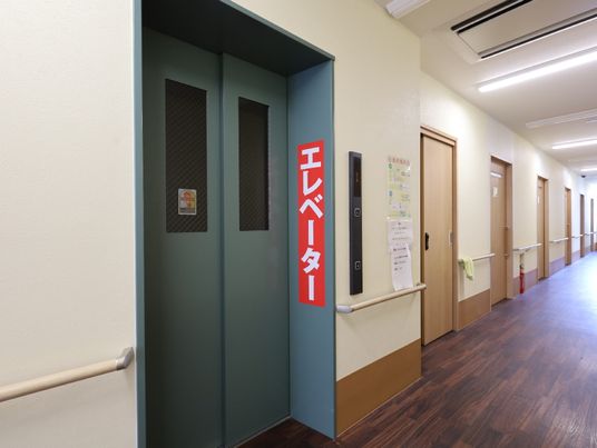 清潔な廊下とエレベーター