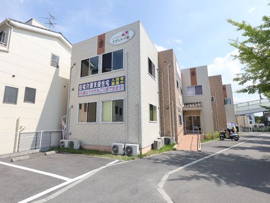 日差しの中の建物正面