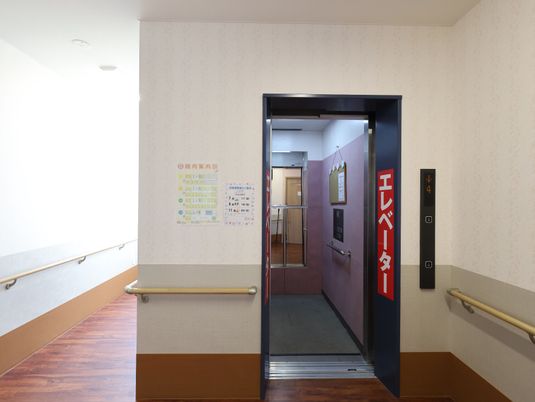 清潔感のある廊下のエレベーター