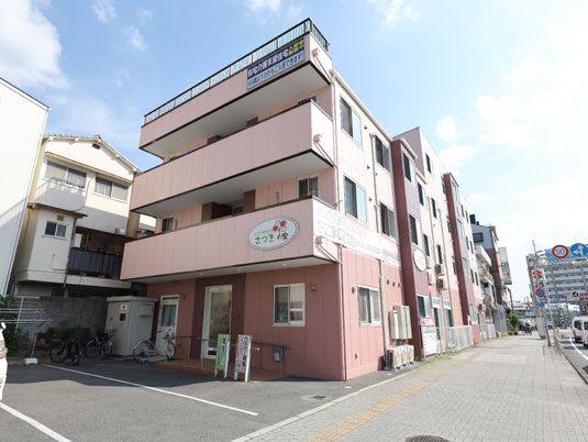ピンクの建物の外観