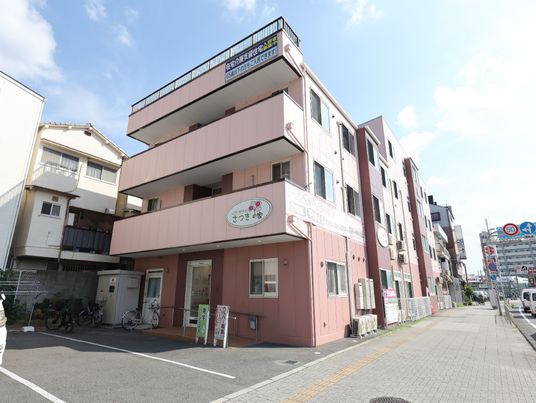 ピンクの建物の外観