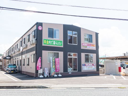 明るい外観の施設